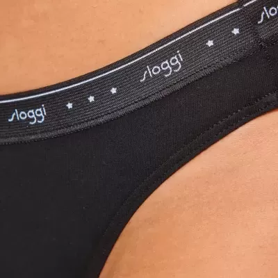 Calcinha preta com elástico em preto e texto 'sloggi' branco