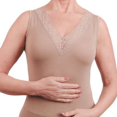 Camisola cor de pele com renda no decote em V vista em modelo