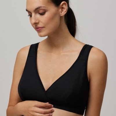 Soutien preto canelado com decote em V e alças largas