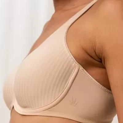 Soutien cor bege com copa nervurada e alças finas usado por pessoa