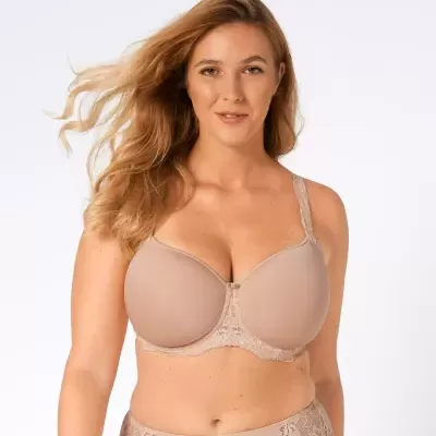 Mulher com soutien bege de copa completa com detalhes em renda, fundo branco