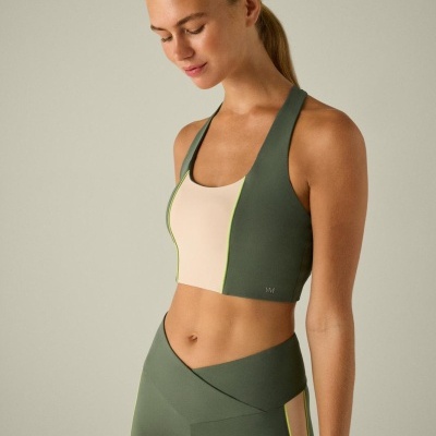 Conjunto desportivo feminino verde e bege com top e leggings de tecido ajustado