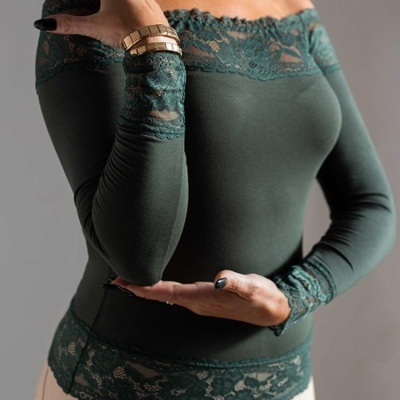 Blusa feminina verde escura com renda nas extremidades