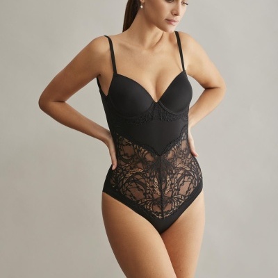 Body preto com alças finas e renda floral no tronco, usado por mulher