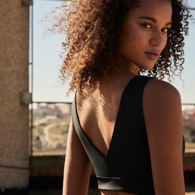 Top desportivo preto com decote em V na parte de trás