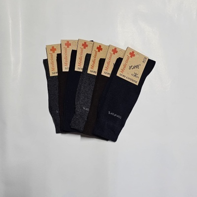 Cinco pares de meias de várias cores com etiquetas