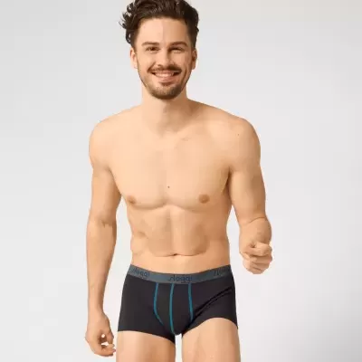 Homem com cuecas boxer pretas com costura e cós cinza em fundo branco