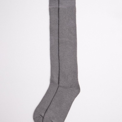 Par de meias cinzentas compridas sobre fundo branco