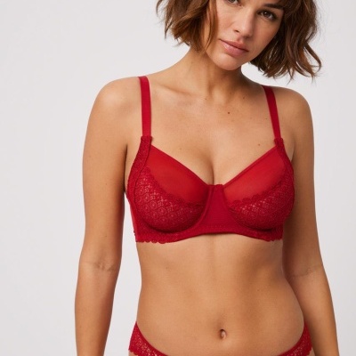 Conjunto de lingerie vermelho com renda detalhada