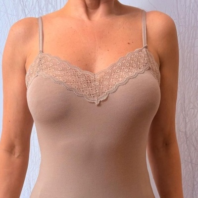 Top bege com renda no decote e alças finas