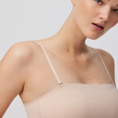 Top estilo bustiê bege com alças finas ajustáveis