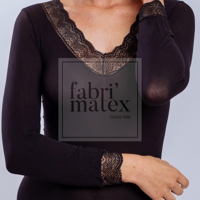 Camisola&#x20;segunda&#x20;pele&#x20;com&#x20;renda&#x20;no&#x20;punho&#x20;e&#x20;no&#x20;decote&#x20;713