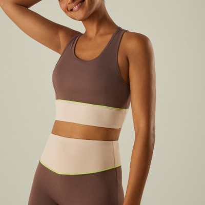 Conjunto desportivo feminino castanho e creme com detalhes verdes