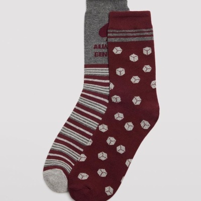 Par de meias cinza e bordô com padrões distintos