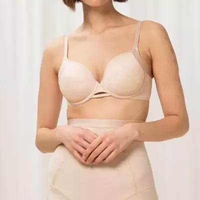 Soutien bege claro com alças finas e cueca de cintura alta bege claro