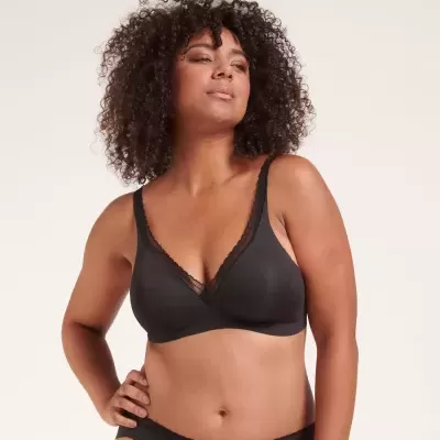 Soutien preto com detalhe em renda, usado por mulher