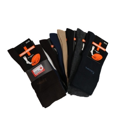 Conjunto de meias masculinas de várias cores escuras com etiquetas em fundo branco e laranja