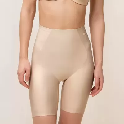 Roupa interior modeladora bege composta por soutien e calções