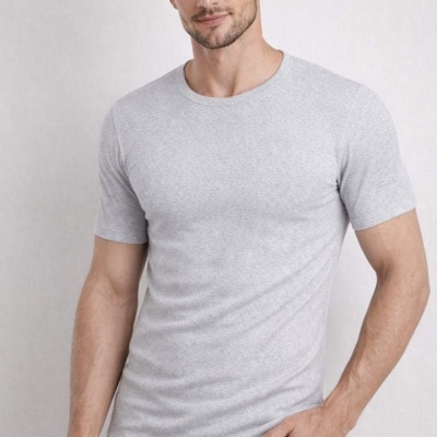 Homem com t-shirt cinza claro e calças cinza claro, fundo neutro