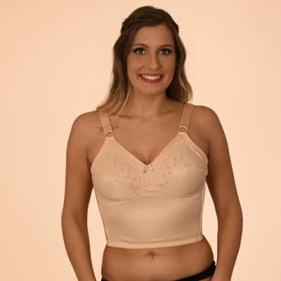 Mulher com sutiã comprido bege com detalhes em renda e calças interiores pretas