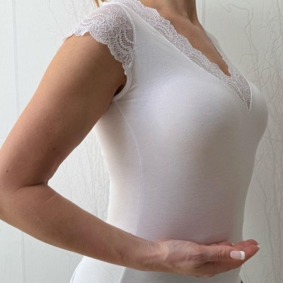 T-shirt branca feminina com decote em V e mangas de renda.