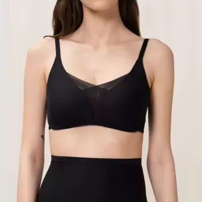 Soutien preto com detalhe em tule usado por mulher