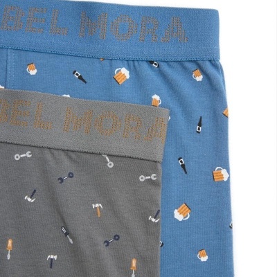 Dois pares de boxers azul e cinzento com padrões de cervejas e ferramentas e cós com o texto BEL MORA.