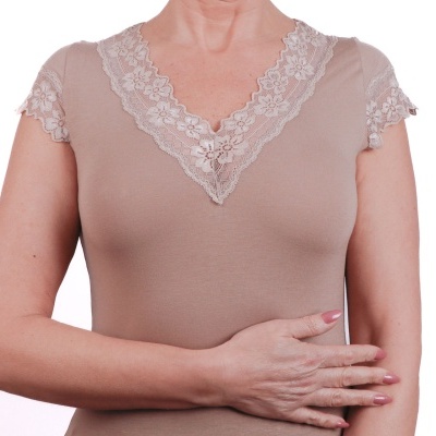 Camisola feminina bege com renda branca no decote e mangas, fundo branco