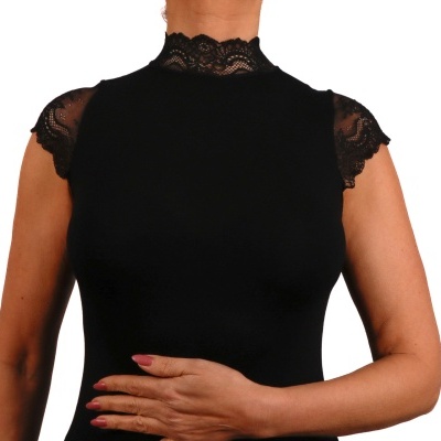 top feminino preto com gola alta e mangas curtas em renda