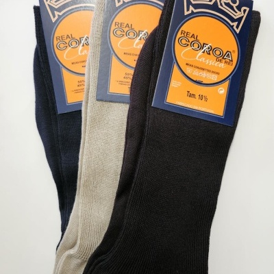 Três pares de meias com embalagem azul e laranja