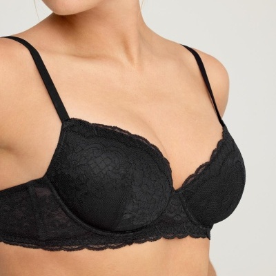 Soutien preto feminino com renda e alças finas em fundo neutro