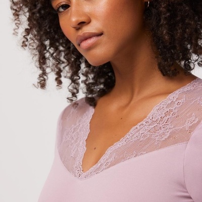 Camisola&#x20;t&#x00E9;rmica&#x20;com&#x20;manga&#x20;e&#x20;decote&#x20;em&#x20;bico&#x20;rendado&#x20;ysabel&#x20;mora&#x20;70014