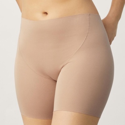 Conjunto de roupa íntima feminina bege com soutien e cueca tipo bermuda em tecido liso