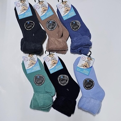 Seis pares de meias térmicas de várias cores com interior felpudo e etiquetas com modelo sentado e texto em várias línguas.