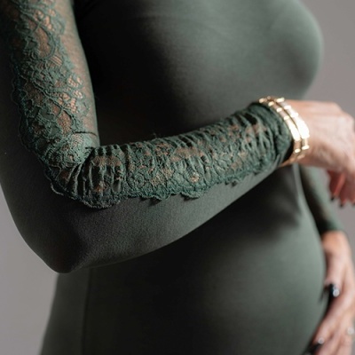 Manga comprida verde escura com renda transparente verde no antebraço