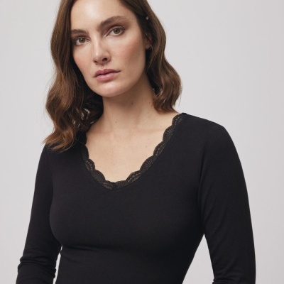 T-shirt preta feminina de manga comprida com decote em V e renda