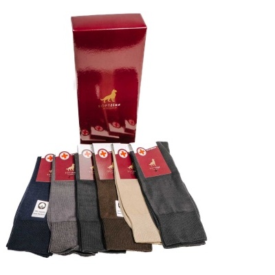Seis pares de meias masculinas várias cores com caixa vermelha da marca Gentleman