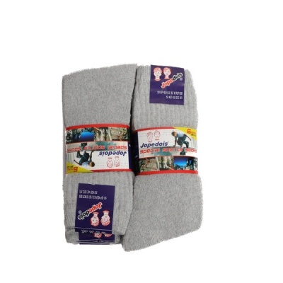 Conjunto de meias cinzentas com etiquetas e embalagem, fundo branco