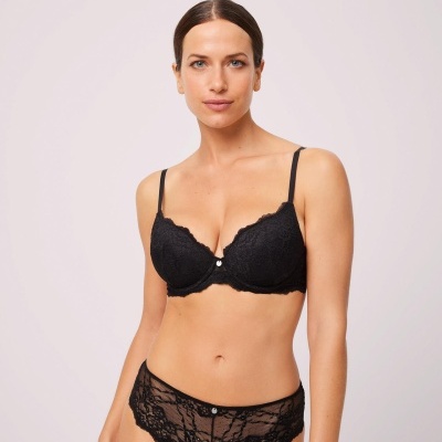 Conjunto de lingerie preto com renda, soutien e cueca em fundo branco