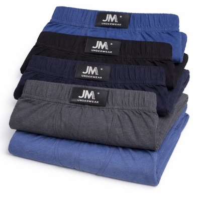 Conjunto de cinco cuecas masculinas em cores variadas, com etiqueta JM* UNDERWEAR na cintura.