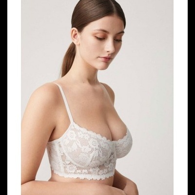 Sutiã bralette branco de renda floral em modelo