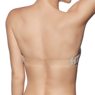 Mulher de costas usando sutiã sem alças bege com fecho e faixa transparente.