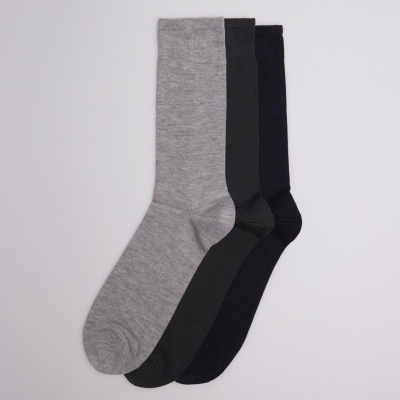 Conjunto de três pares de meias em cinza claro, preto e azul-escuro sobre fundo branco.