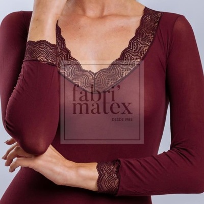 Camisola&#x20;segunda&#x20;pele&#x20;com&#x20;renda&#x20;no&#x20;punho&#x20;e&#x20;no&#x20;decote&#x20;713