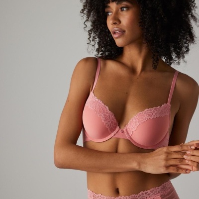 Conjunto de lingerie rosa com renda e alças finas
