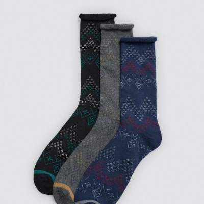 Trio de meias compridas com padrão geométrico em preto, cinza e azul.