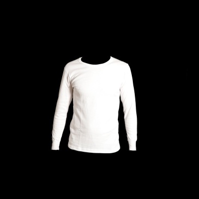 Camisola de manga comprida branca sobre fundo preto