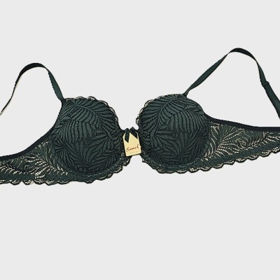 Soutien preto em renda com padrão de folhas e copas moldadas