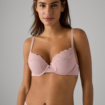 Conjunto de lingerie rosa claro com renda e textura canelada