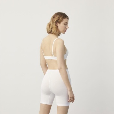 Mulher com lingerie branca vista de costas